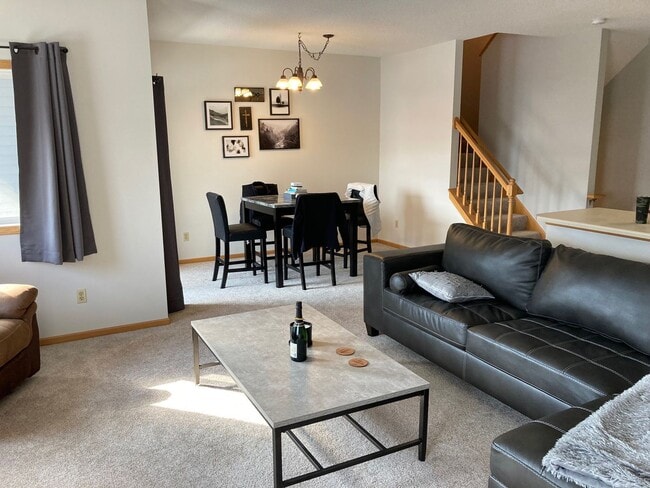 Building Photo - Stunning Woodbury Townhome -- NEW CARPET A...
