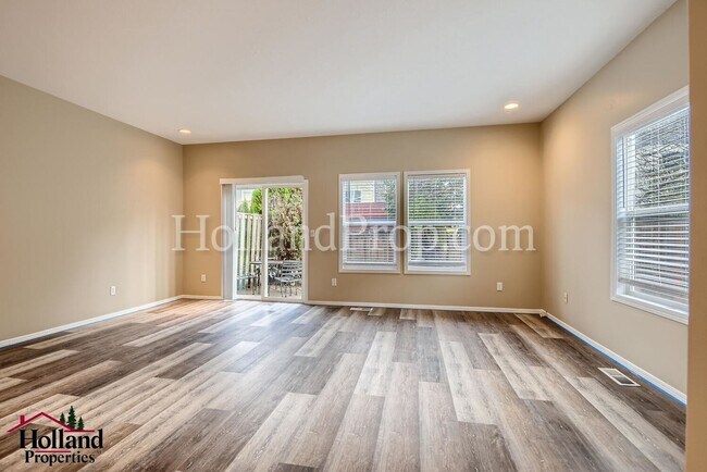 Foto del edificio - Lovely 3-Bed Hillsboro Duplex with a Fence...