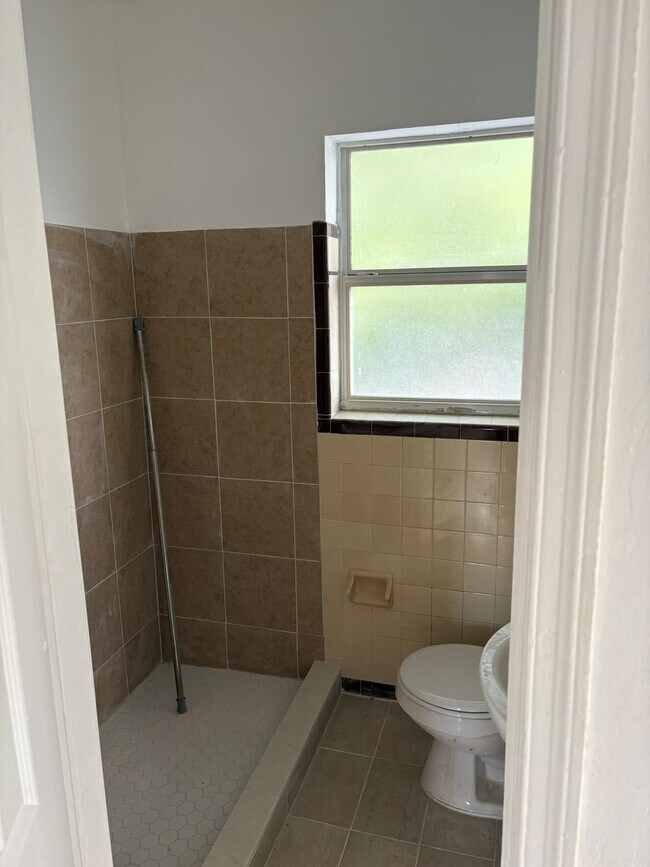 Baño - 631 S J St