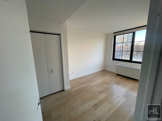 Foto del edificio - Northern Blvd | Flushing | Penthouse, 1BR/1BA w/Private Balcony, W/D & NO Broker's Fees!