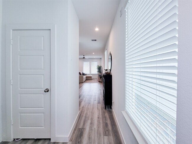 Foto del edificio - 3223 Creston Gate Dr