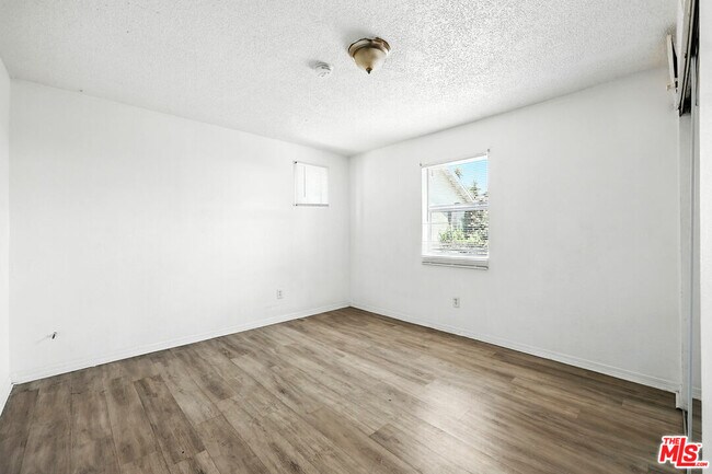 Foto del edificio - 3962 1/4 S Hobart Blvd