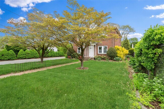 Foto del edificio - 1030 Glen Cove Ave