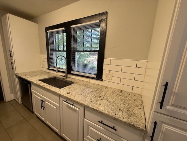 Building Photo - 3 Bedrooms | 2 Bathrooms | Rosewood Area