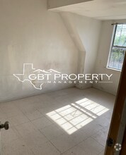 Building Photo - 516 W Ave B