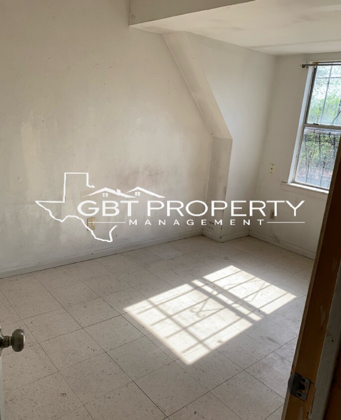 Primary Photo - 516 W Ave B
