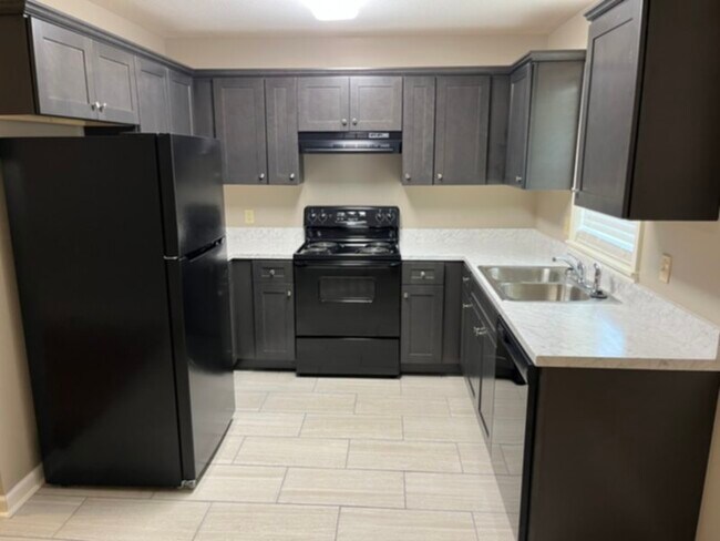 Foto del edificio - 2BR Duplex in Secluded area off Forest Hil...
