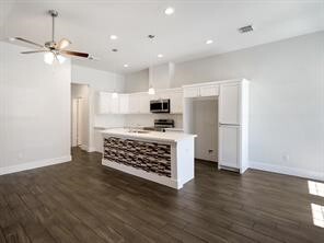 Foto del edificio - 5901 Woodview Dr