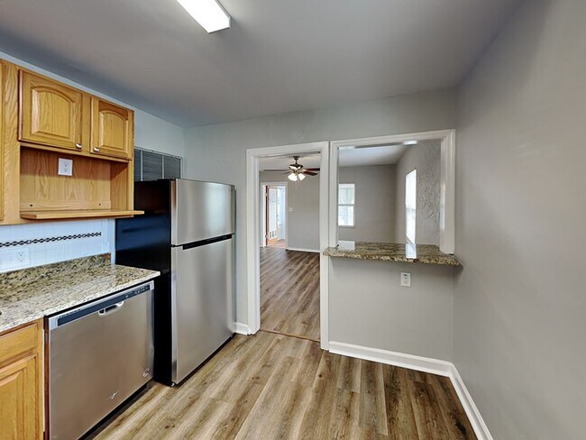 Building Photo - 5542 Kelly Dr N