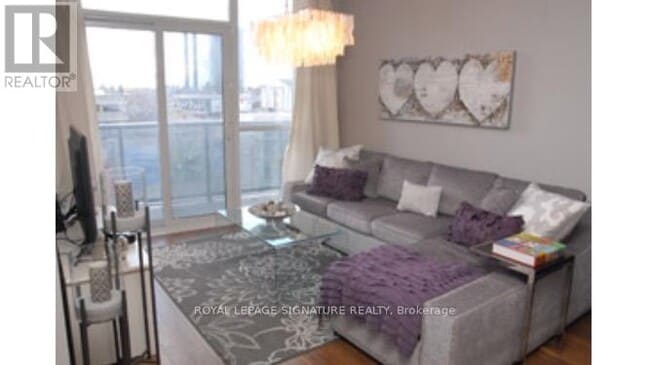 Photo du bâtiment - 135 Village Green Square