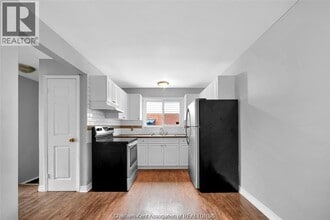 Building Photo - 40 Beechwood Crescent