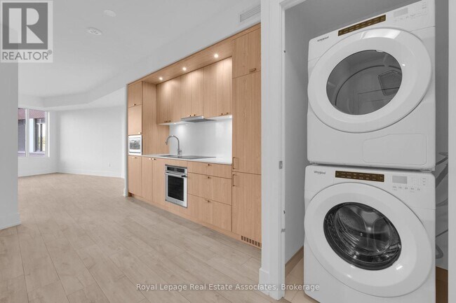 Building Photo - 259 The Kingsway