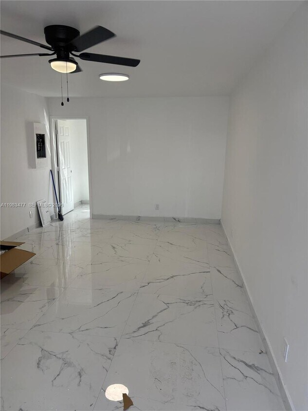 Foto del edificio - 300 NW 16th St