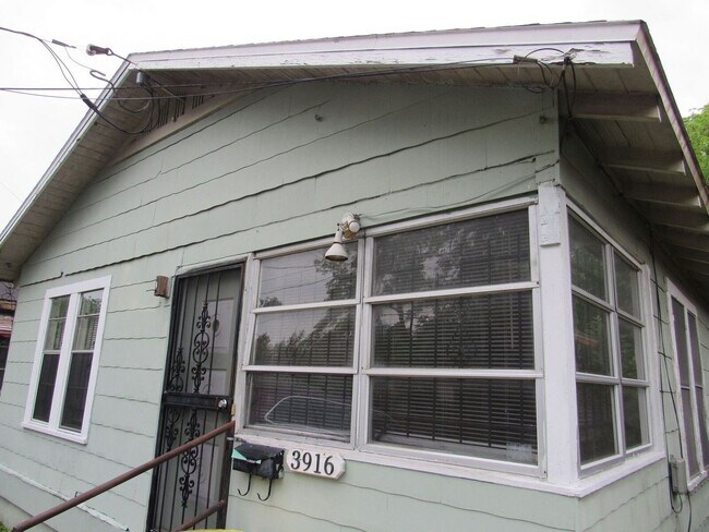 Building Photo - 2 br, 1 bath House - 3916 N Davis Street