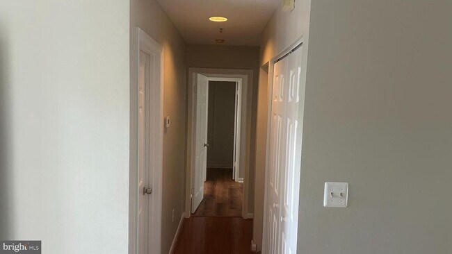 Foto del edificio - 1012 Spring Valley Ct