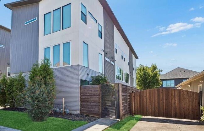 Building Photo - 4726 Manett St