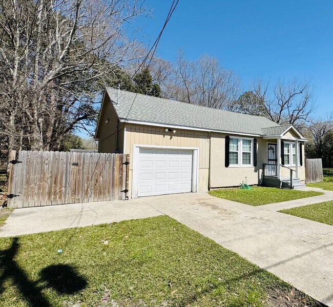 Foto del edificio - 4035 Clayton Dr