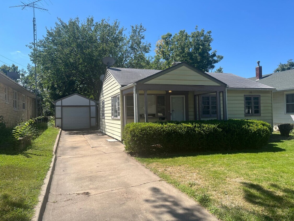 Primary Photo - 2 BEDROOM HOME 1 BATH HOME WITH A SINGLE G...