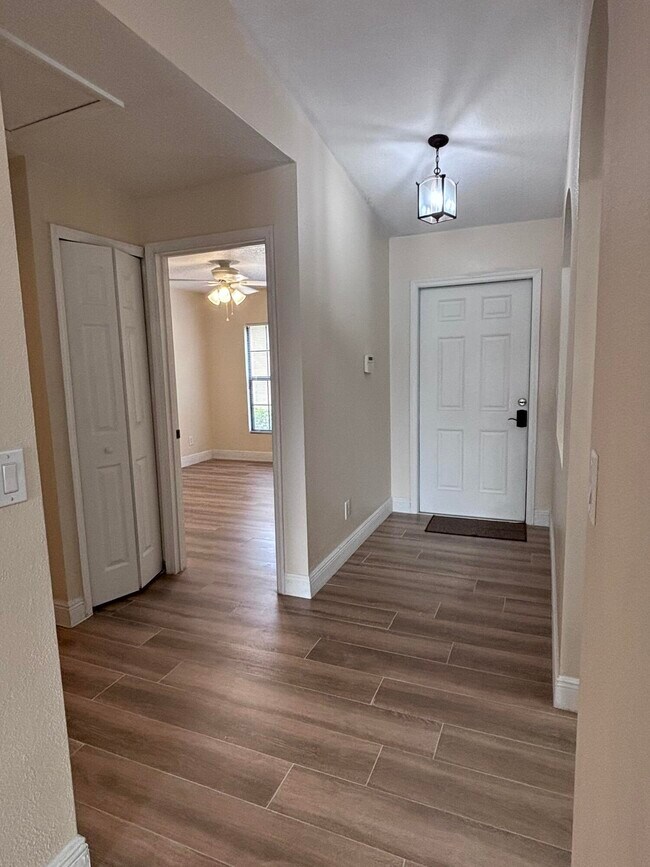 Building Photo - 855 Luminary Cir
