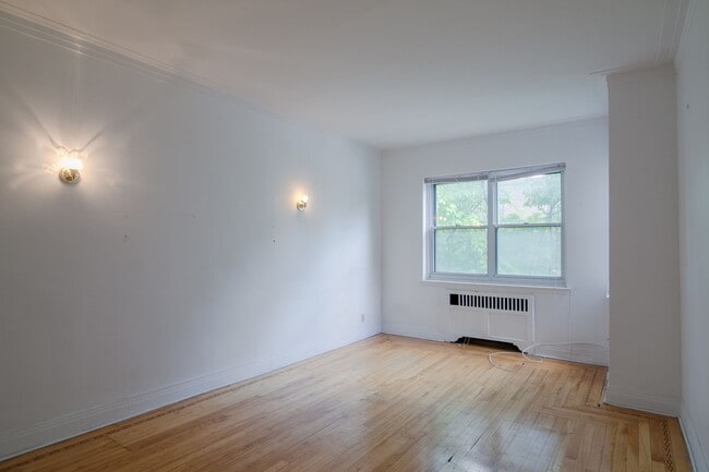 Building Photo - 6210 Avenue Deacon 6210 Chemin Deacon
