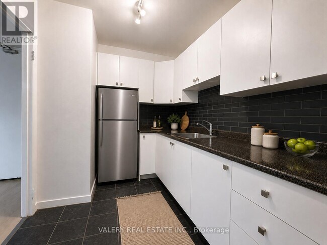 Photo du bâtiment - 1725 Lawrence Ave E