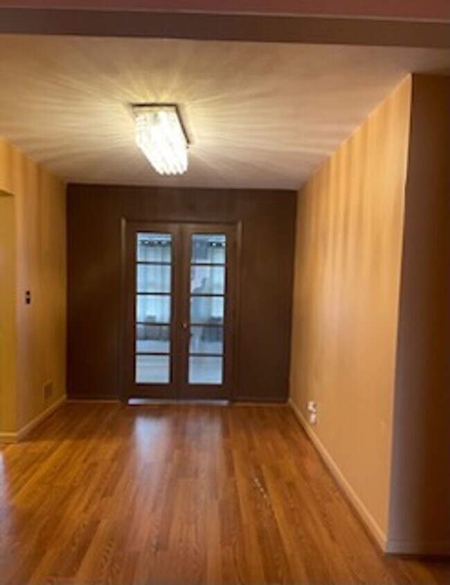 Building Photo - 3 bedroom, 1.5 bath