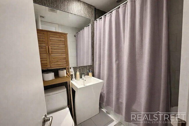 Foto del edificio - Spacious 3-Bedroom Residence Near Maria Hernandez Park
