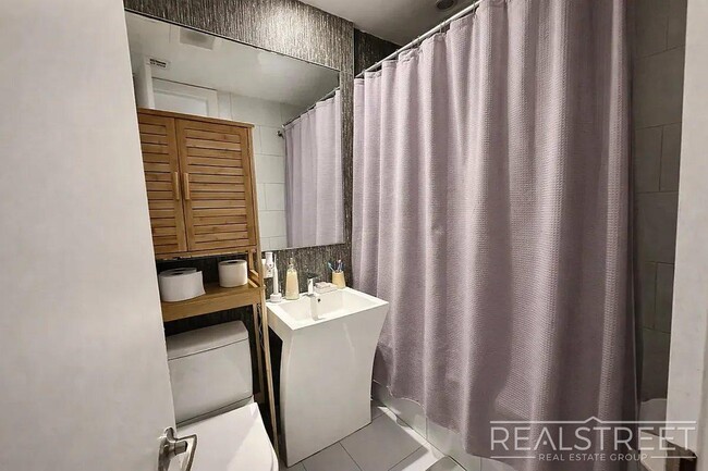 Building Photo - Spacious 3-Bedroom Residence Near Maria Hernandez Park