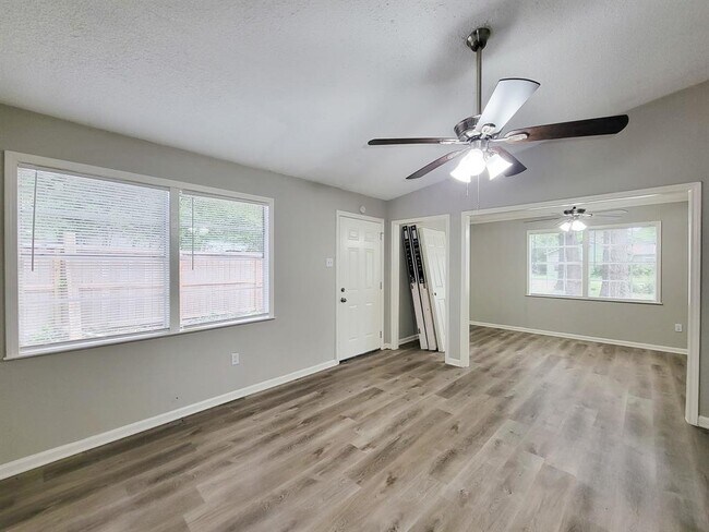 Building Photo - 405 Silver River Dr