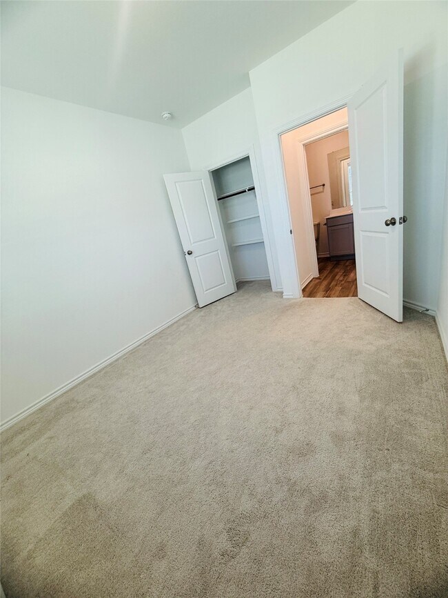 Building Photo - 15826 Dove Holw Dr