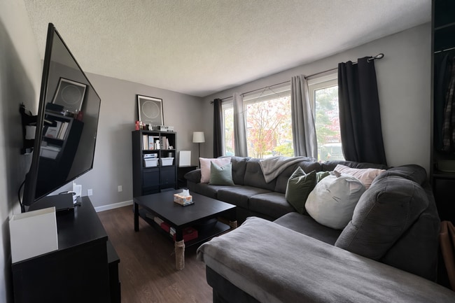 Building Photo - Main Floor - 21 Frances St N