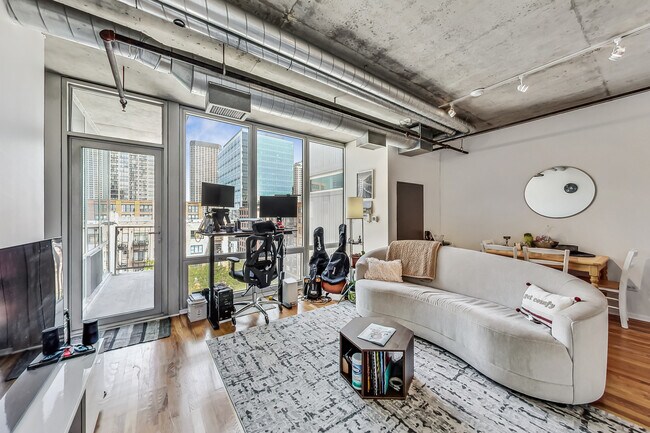 Foto del edificio - 700 W Van Buren St