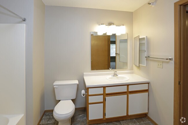 1HAB, 1,3BA: 875 ft² - Regency Park