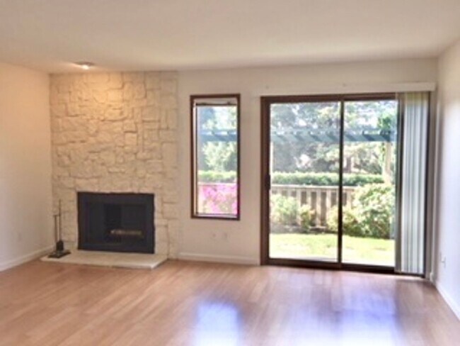 Foto del edificio - Downtown Edmonds Condo Rare 1 bed/1.5 bath...