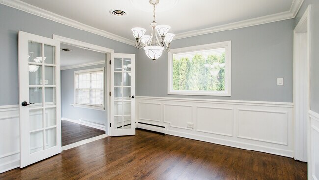 Building Photo - 688 Greenbriar Ln