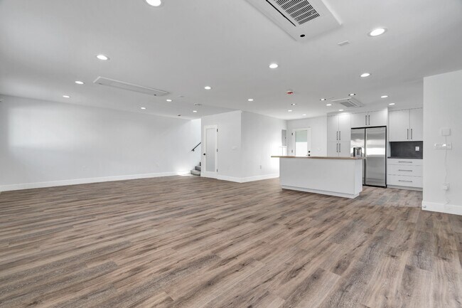 Foto del edificio - Spacious 3BR NoHo Home w/ Luxury European Finishes