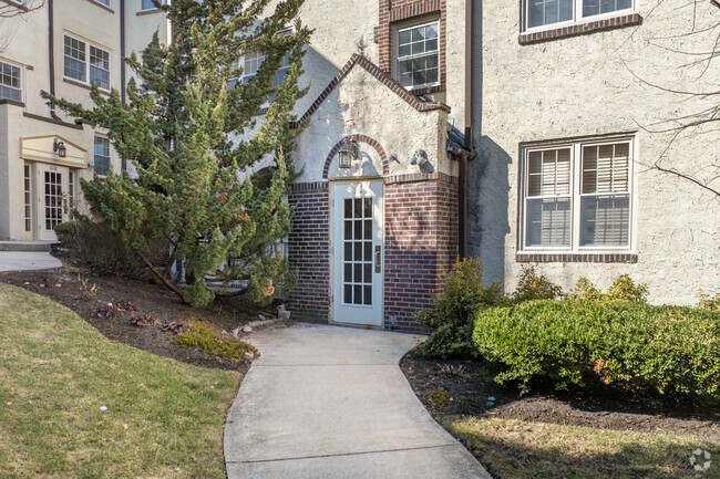 Building Photo - Merion Manor