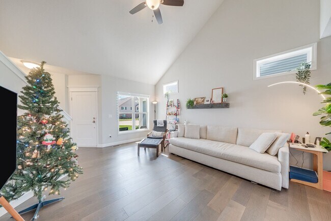 Building Photo - 4 Bed, 4 Bath House on Legends Golf Course...