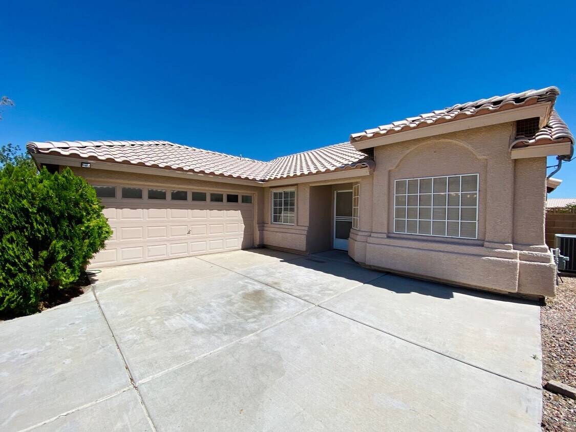 Primary Photo - Spacious single story 3 bed 2 bath home wi...