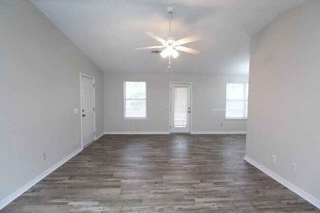 Foto del edificio - Southwest Pensacola Home – 3 Bedrooms, Gar...