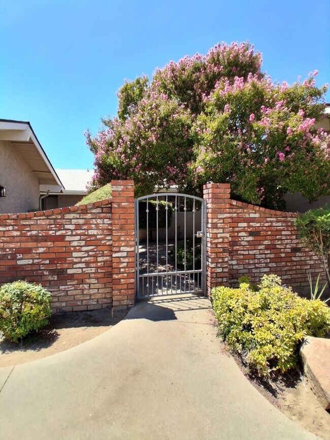 Foto del edificio - 6061 N Bungalow Ln