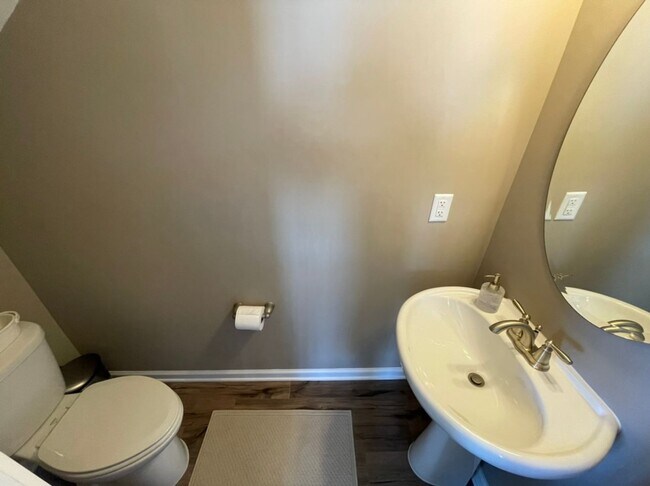 Foto del edificio - Like new 3 Bedroom townhouse with 2 car ga...
