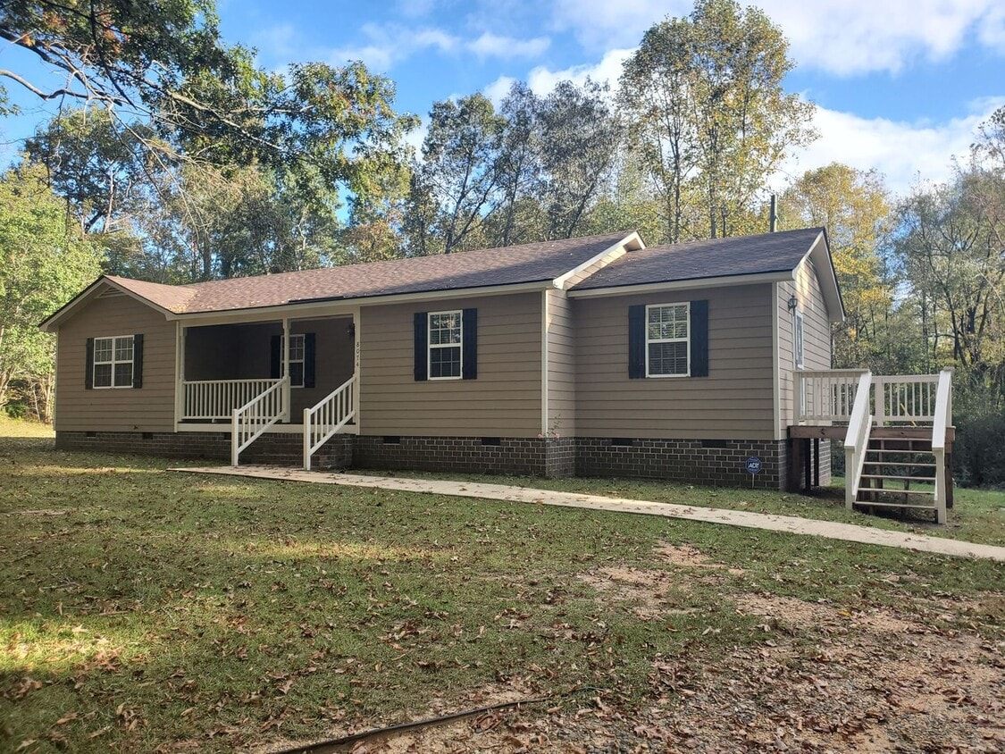 Primary Photo - NEW LISTING! 3 Bedroom/ 2 Full Bath Home L...