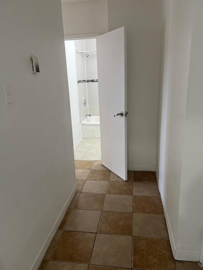 Photo du bâtiment - 2448 Carling Ave