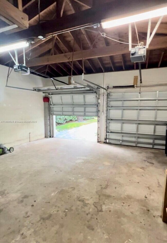 Building Photo - 537 Hunting Lodge Dr