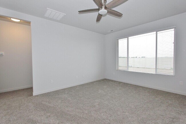 Foto del edificio - Stunning Single-Level w/Upper Bonus Room Home