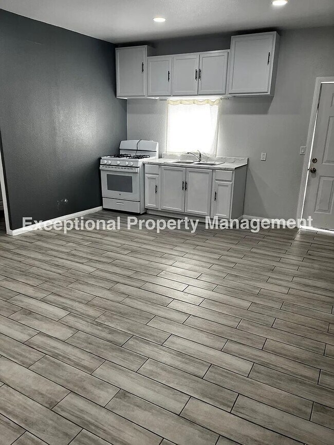 Foto del edificio - 8047 Laurel Ave