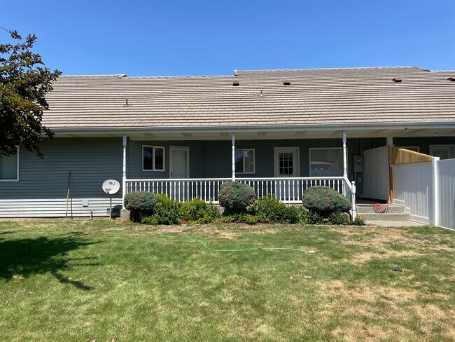 Building Photo - Well maintained duplex in the heart of Qui...