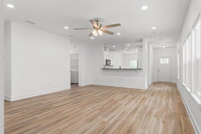 Foto del edificio - Spacious 3-Bedroom Home W/Office