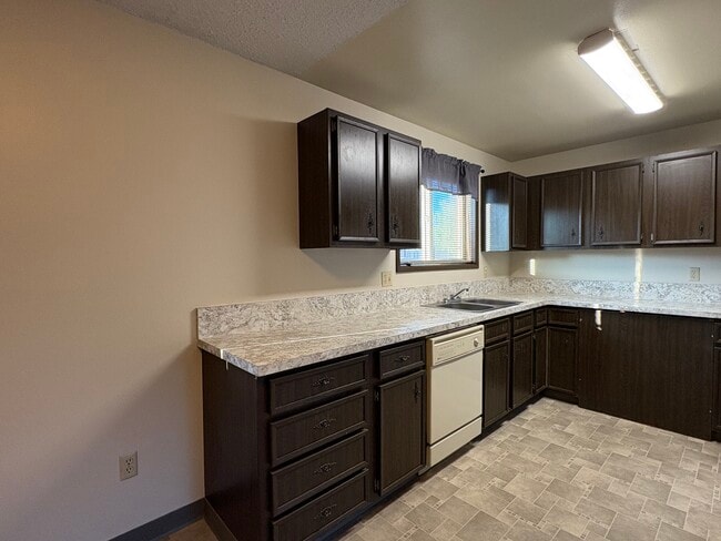 Building Photo - 5000 Gatewood Dr